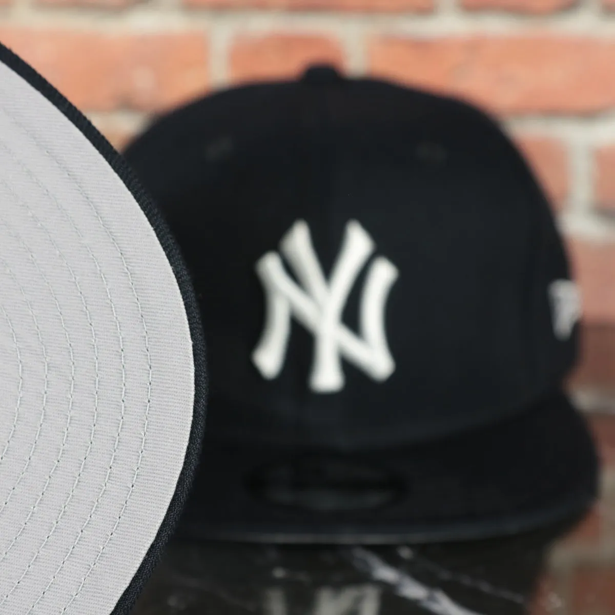 New York Yankees Navy Blue Snapback Cap with Gray Bottom | 9Fifty