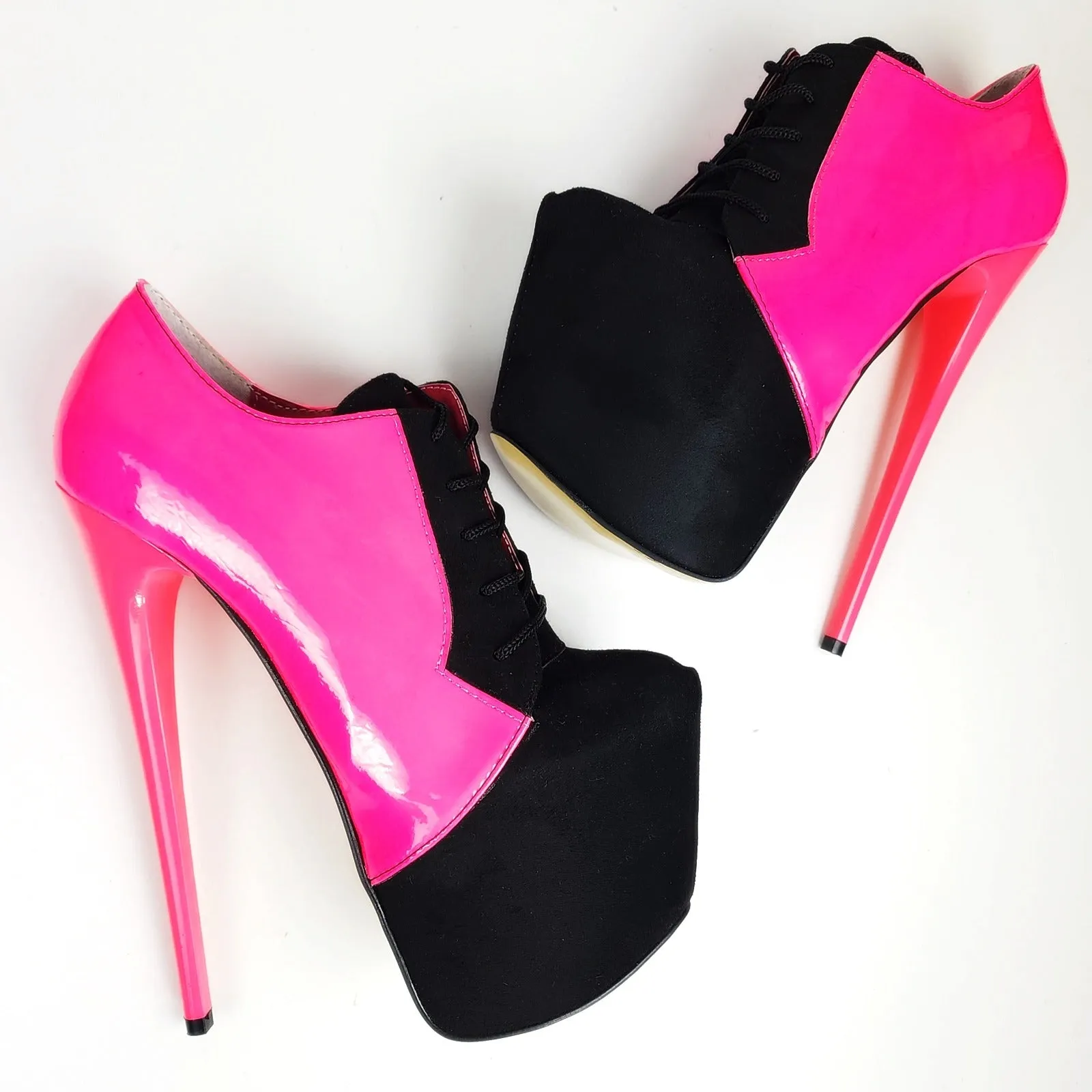 Pink and black platform high heels in Oxford style.