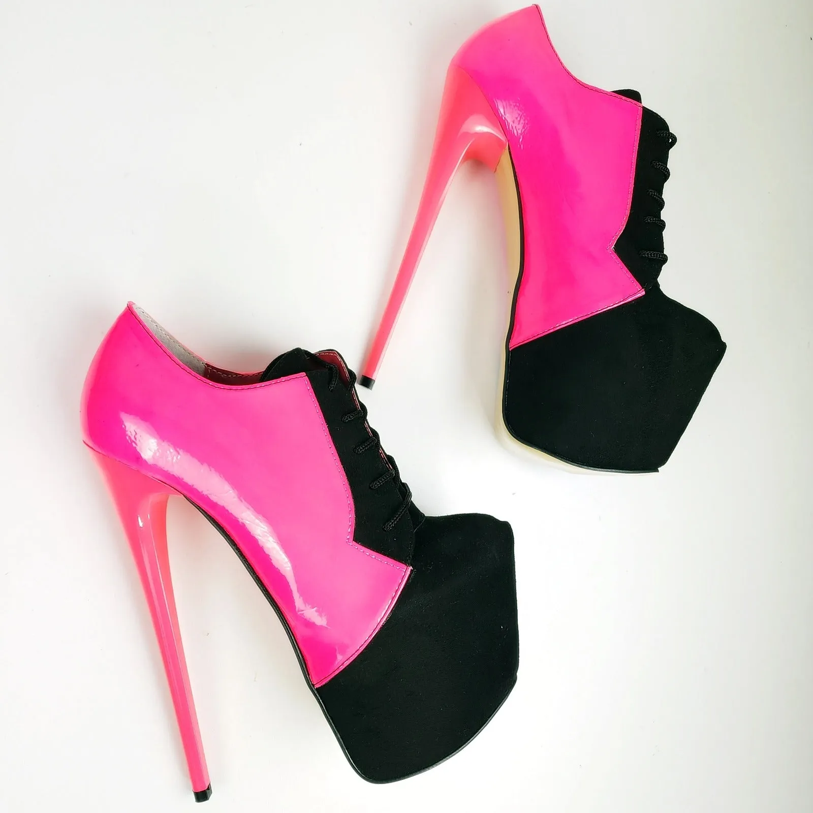 Pink and black platform high heels in Oxford style.